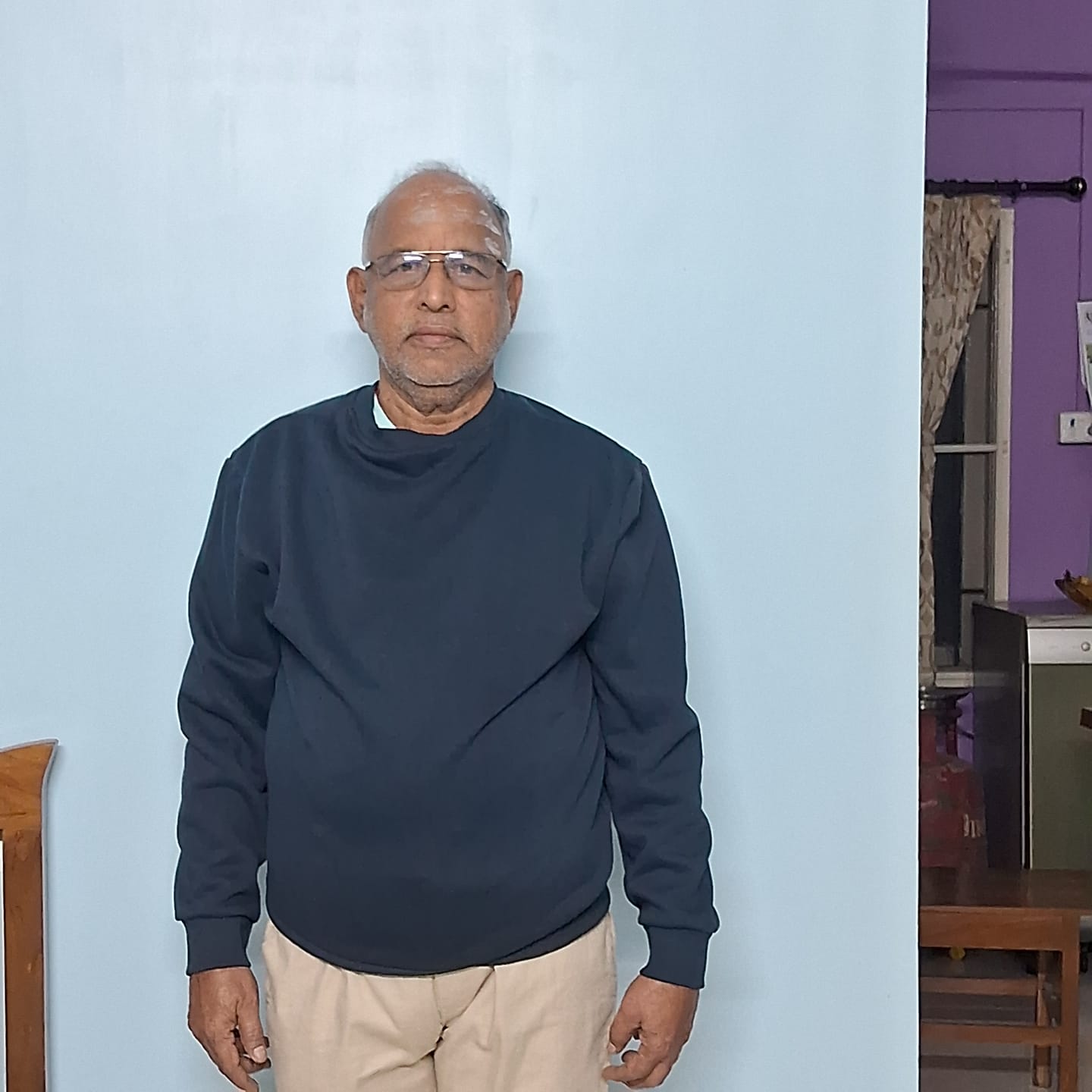 Customer photo review of Unisex Navy Blue Round Neck Sweatshirt