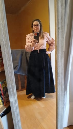 Cliente se prenant en photo dans un miroir, portant le Pantalon Paco marine à la coupe ample de jupe-culotte.