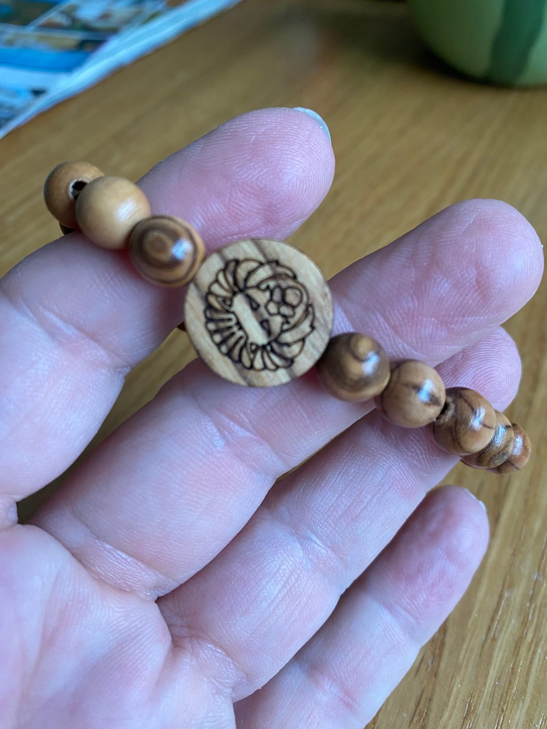 Customer photo review of Olivenholz Armband mit Sternzeichen