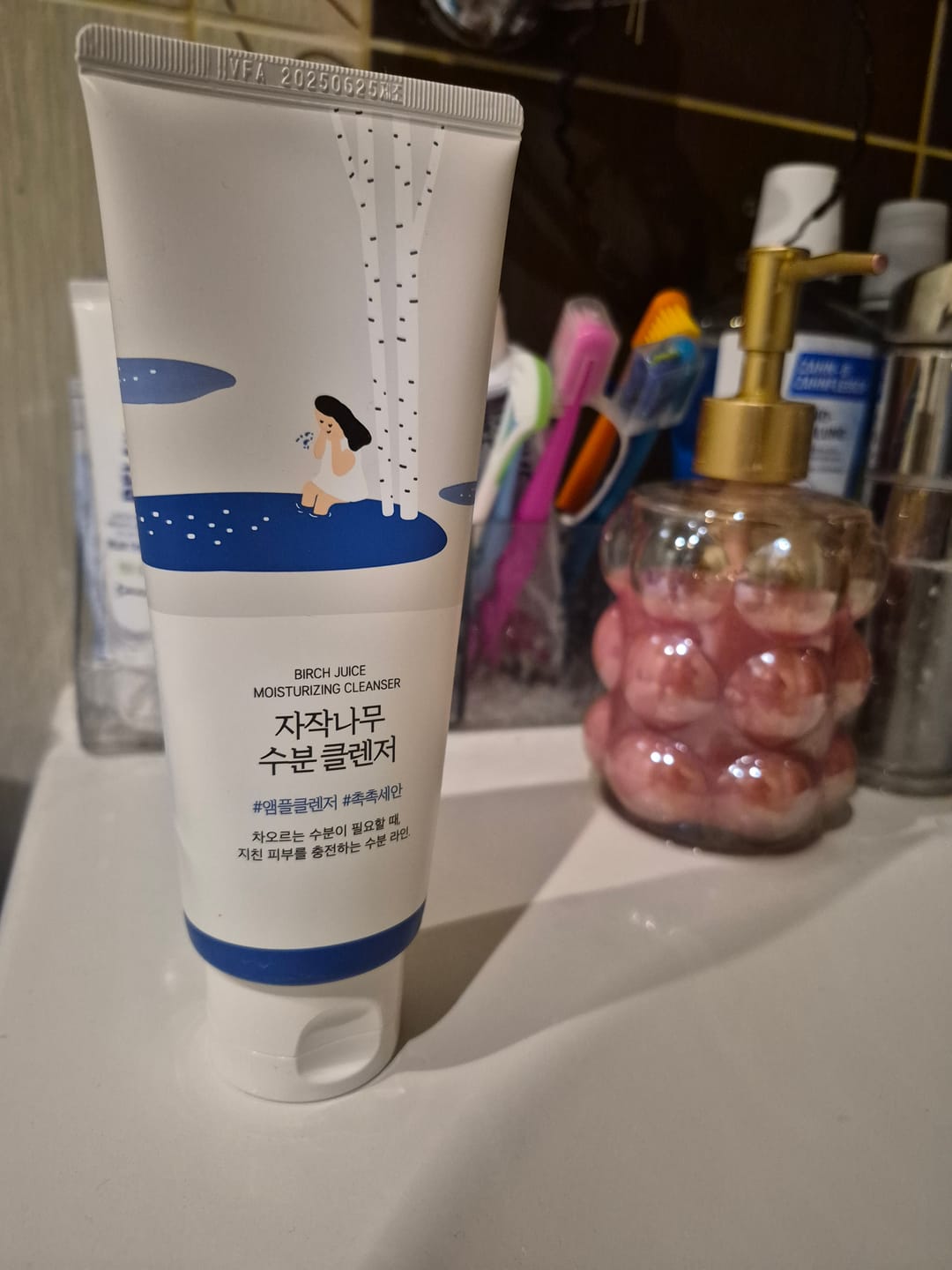 Customer photo review of Mitrinošs un ādu attīrošs gels ROUND LAB Birch Juice Moisturizing Cleanser