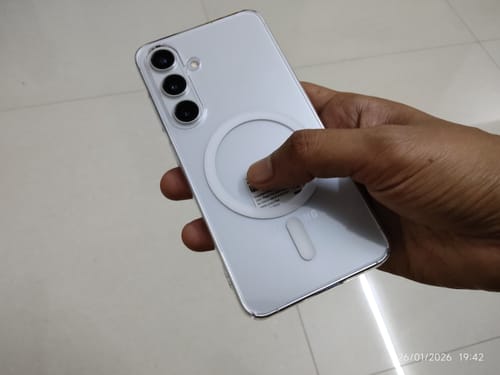 Reviewer's hand holding a Samsung S24 phone with the clear Anti-Yellow Magsafe Case on.