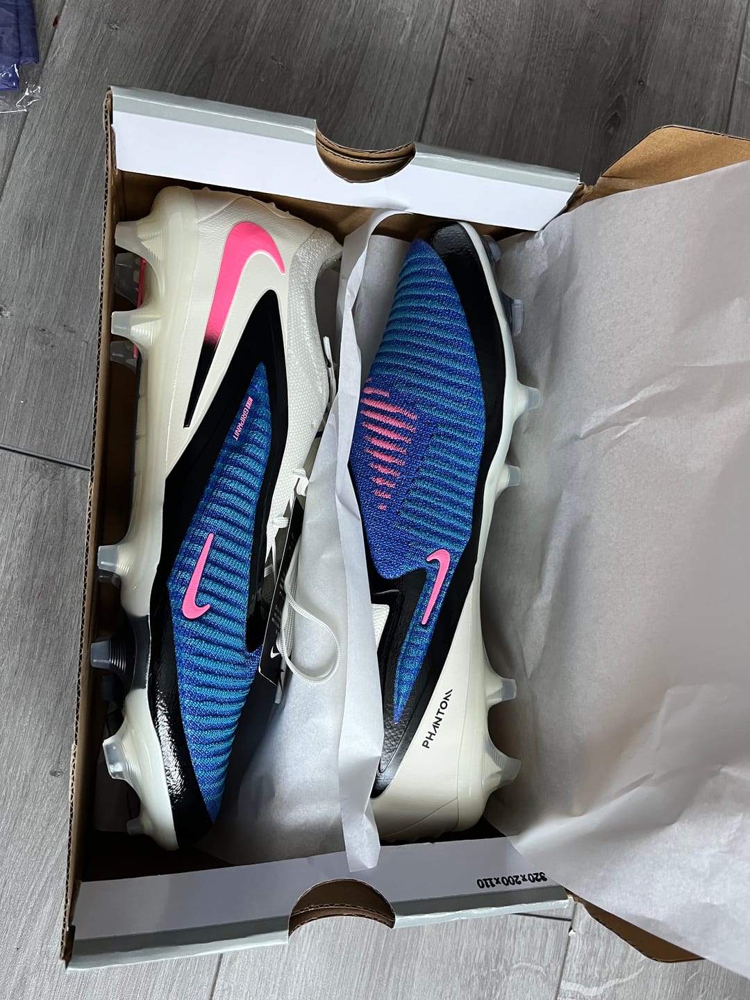 Customer photo review of Phantom 6 Elite Low Cut FG Attack Pack - Bleu/Banc/Noir/Rose