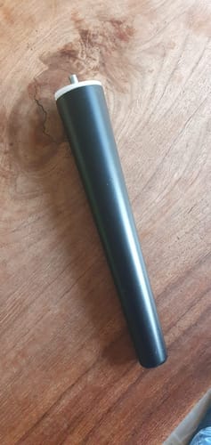 Recensent toont een close-up van de verkeerd geleverde zwarte poot voor het Sara Bankje.