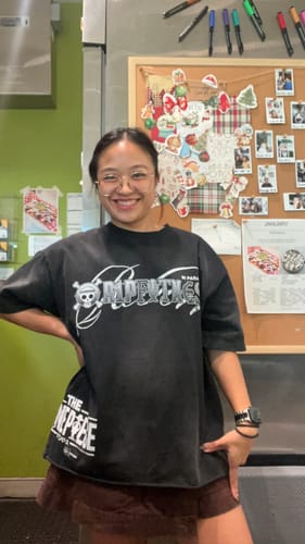 Reviewer showing the front of the oversized, black ONE PIECE Zoro Vintage Tee.