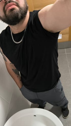 Cliente usando la Cadena Cuban Link de 8mm plateada con una camiseta negra.