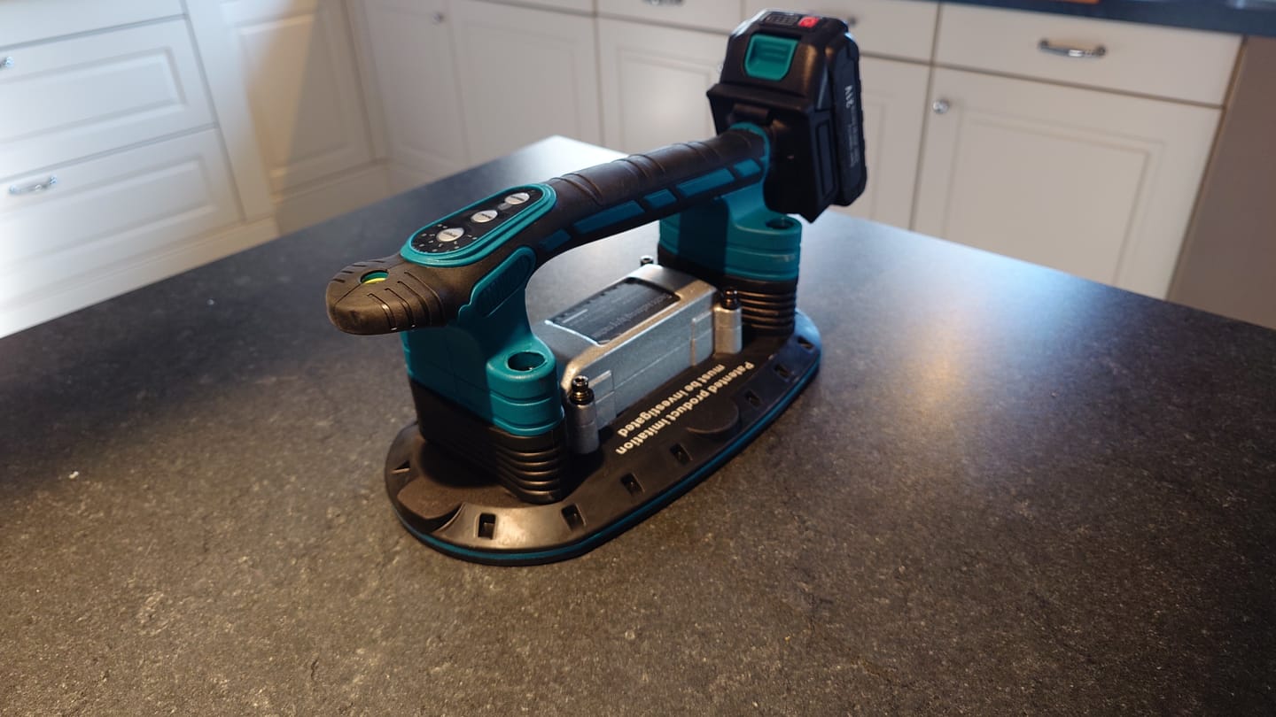 Customer photo review of Elektrischer Fliesenrüttler 250 kg mit Akku und Saugnapf – 6-Stufen Vibration
