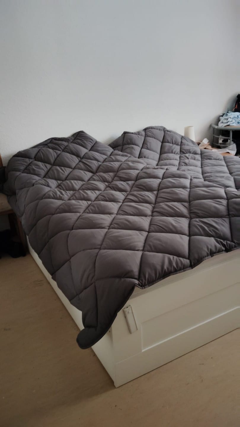 Customer photo review of Bettdecke ohne Bezug aus Mattsatin Anthrazit / Grau (220 cm Länge)