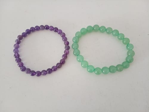 Avis d'un client montrant son bracelet Aventurine 8mm vert à côté d'un bracelet de perles violettes.