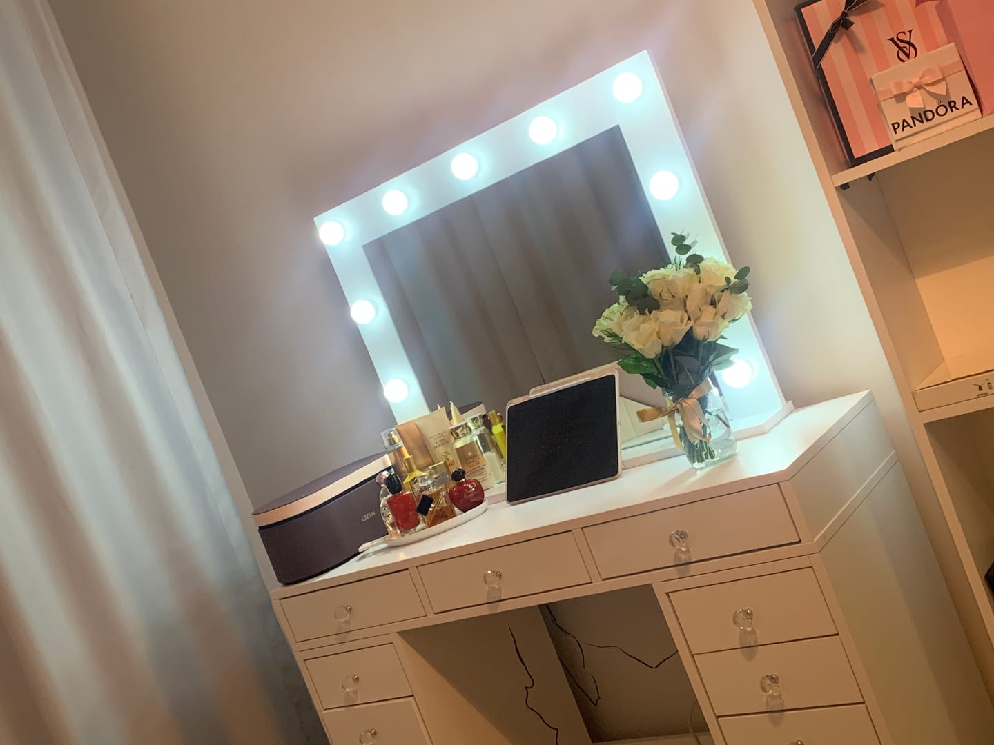Customer photo review of Rani BJ119 Hollywood Işıklı Aynalı Kulis Makyaj Masası 13 Çekmeceli Takı Düzenleyici Beyaz