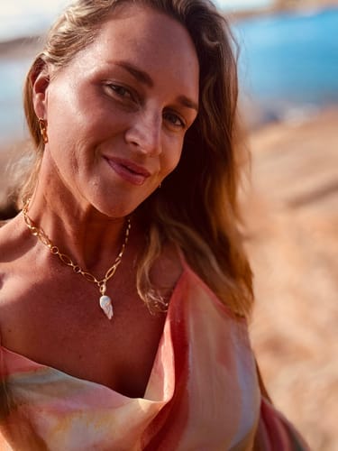 Customer photo review of The Vine Necklace Gold