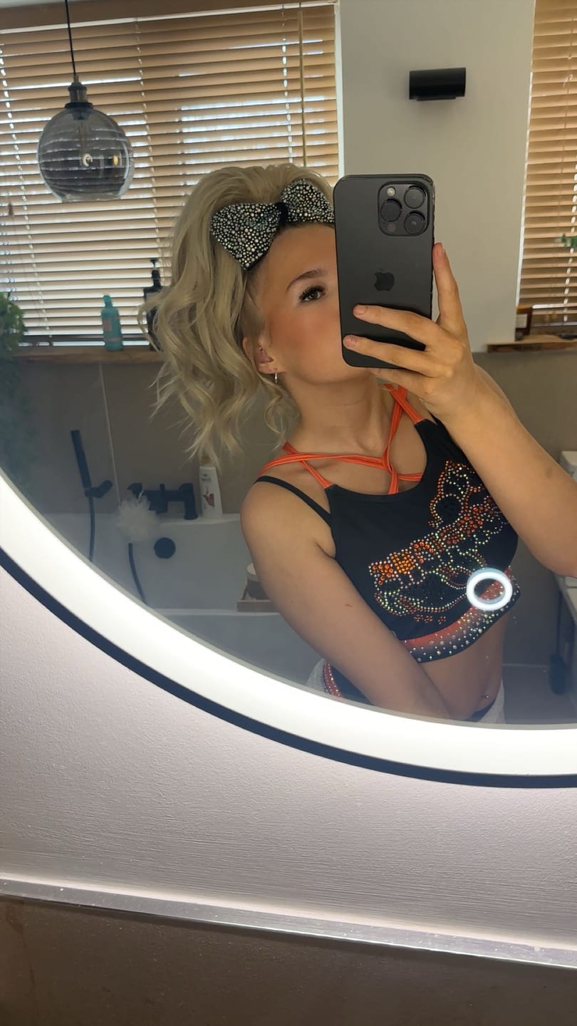 Customer photo review of Stranded Medium Wand Wave Clip-in Ponytail - Colour #101 New Love
