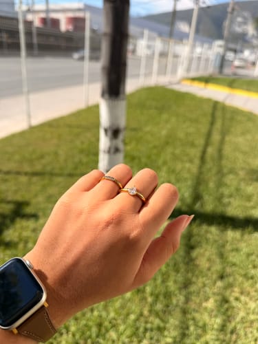 Customer photo review of Anillo Delgado Con Gota Zirconia