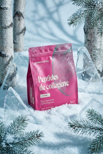 Sachet de Peptides de Collagène d'un client, posé dans un décor hivernal enneigé.