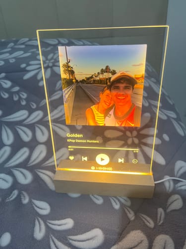Customer photo review of Placa Spotify Personalizável (Foto & Música)