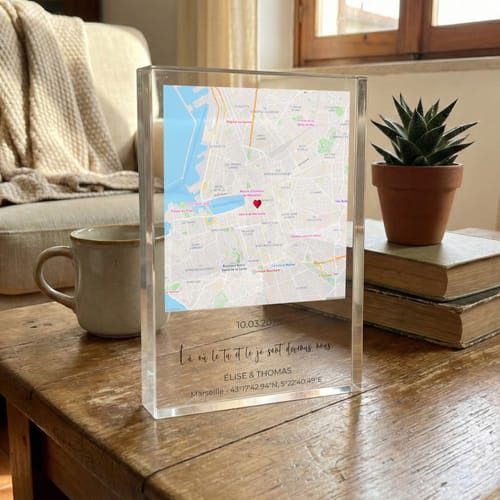 Kundenfoto des personalisierten Acrylblocks mit Karte und Text, der elegant auf einem Holztisch steht.