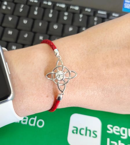 Customer photo review of Pulsera hilo rojo nudo de bruja