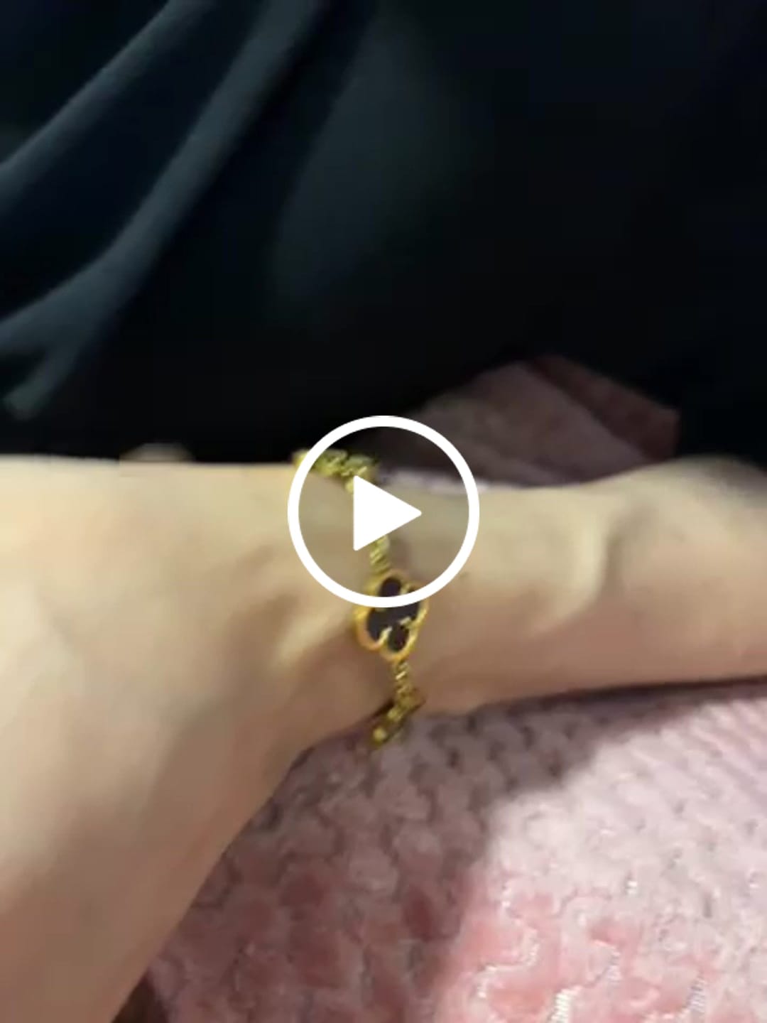 Customer video review of Pulsera Black Clover Oro