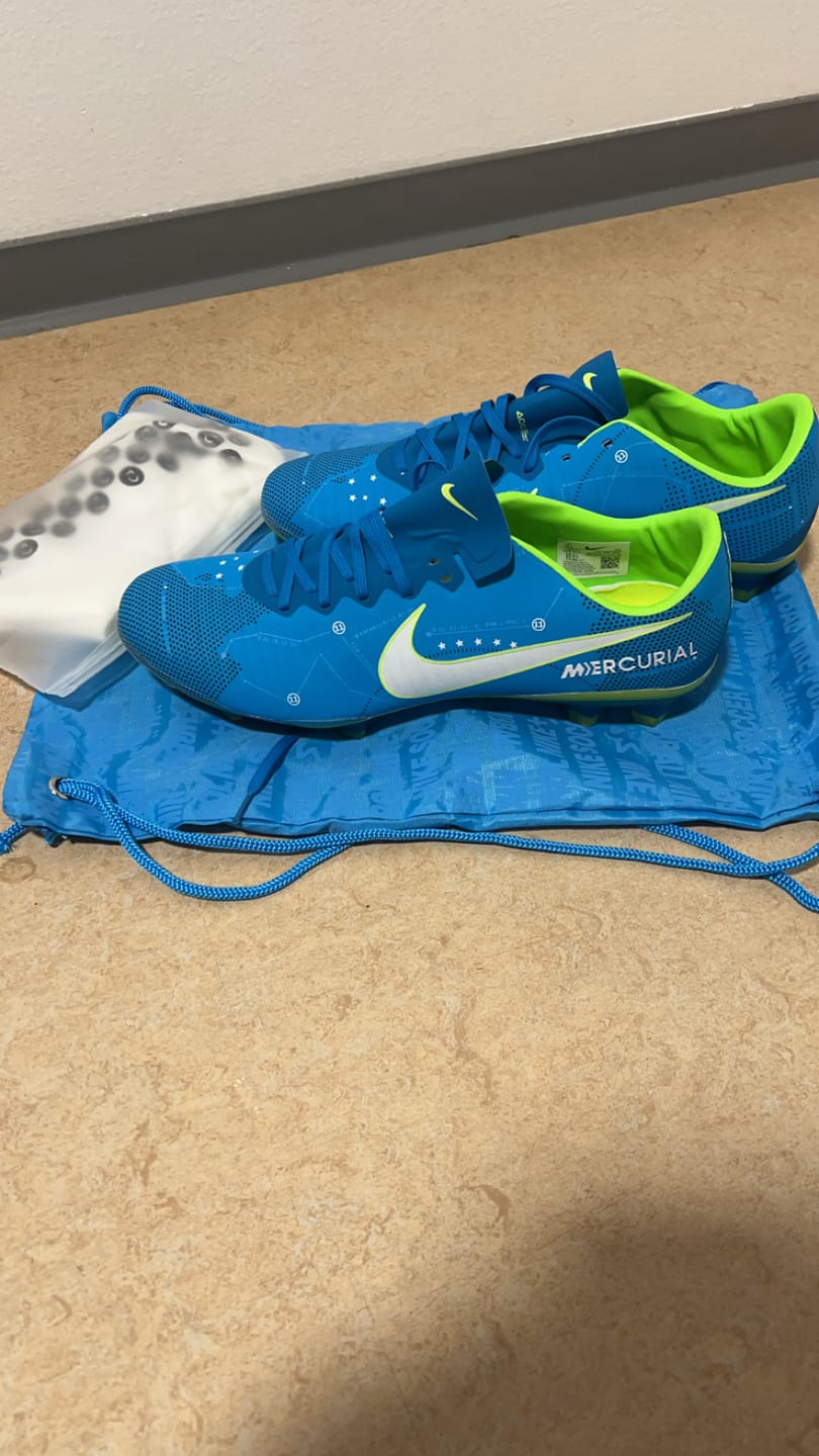 Customer photo review of Mercurial Vapor 11 Elite FG Neymar - Bleu/Vert