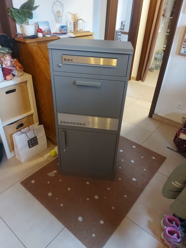 Customer photo review of Paketbox PB1 mit Briefkasten | graualuminium - RAL9007 | personalisiert mit Edelstahl-Schild