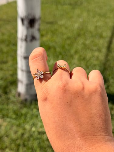 Customer photo review of Anillo Flor Cinco Petalos Zirconia