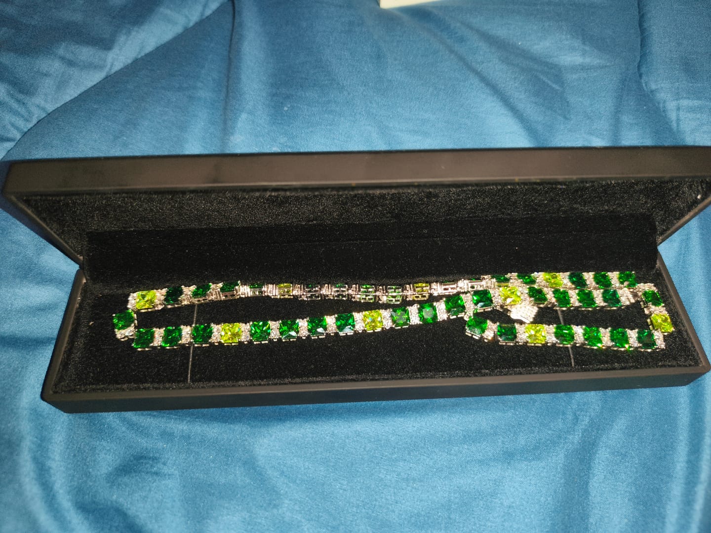 Customer photo review of Océan Émeraude chain