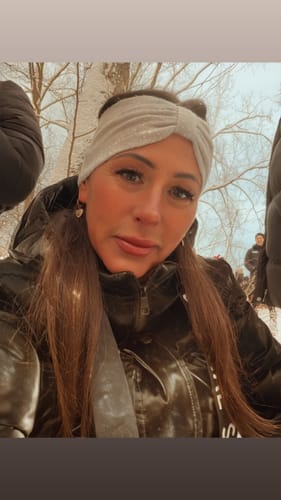 Kundin zeigt das Ergebnis mit langen, voluminösen NO FILTER MAXI Wimpern.