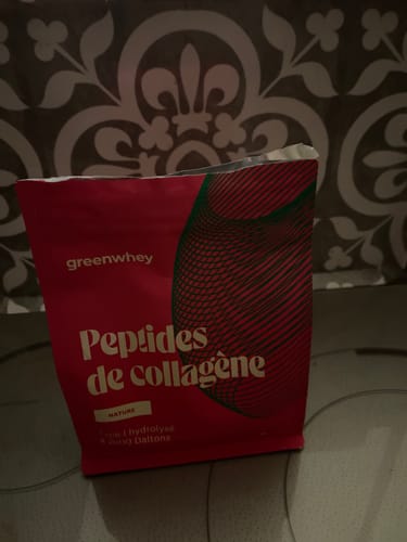 Photo d'un client montrant le sachet rouge ouvert des Peptides de Collagène saveur Nature.