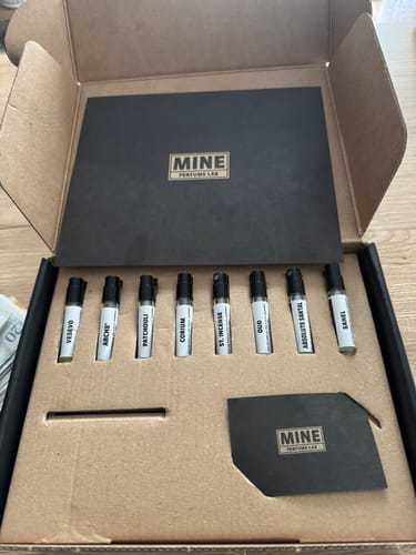 Recensione del Set campioni orientali e legnose nella sua confezione nera aperta, che mostra le otto fiale campione.