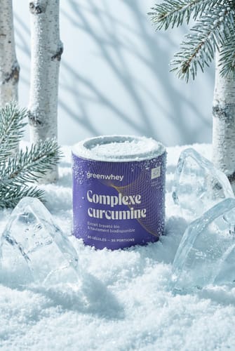 Photo d'un client du pot violet de Curcumine Bio posé dans un décor de neige et de glace.