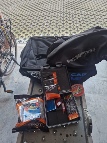 Klant toont de geopende Hardcase Accessory Box, gevuld met dobbers en andere visaccessoires.