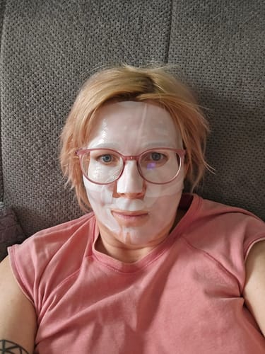 Rezensentin mit aufgetragener Kollagen Boosting Maske im Gesicht.