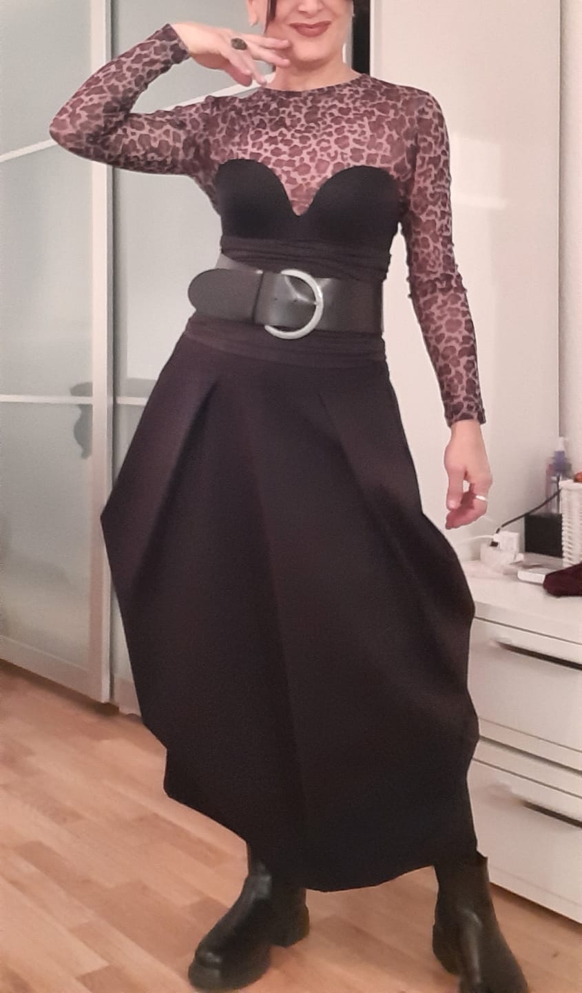 Customer photo review of Black Knitted Fabric Mid Waist Skirt