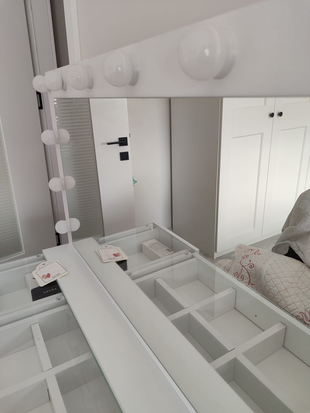 Customer photo review of Rani BJ137 Hollywood Işıklı Aynalı Kulis Makyaj Masası Cam Tablalı 11 Çekmeceli Takı Düzenleyici Beyaz