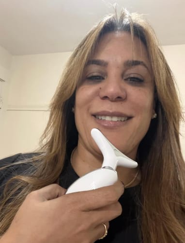 Customer photo review of Terapia de Luz Roja y EMS para Rejuvenecimiento Facial y Firmeza del Contorno