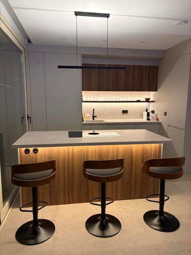 Customer photo review of VICTORIA - Lot de 2 tabourets de bar en bois et suèdine noir