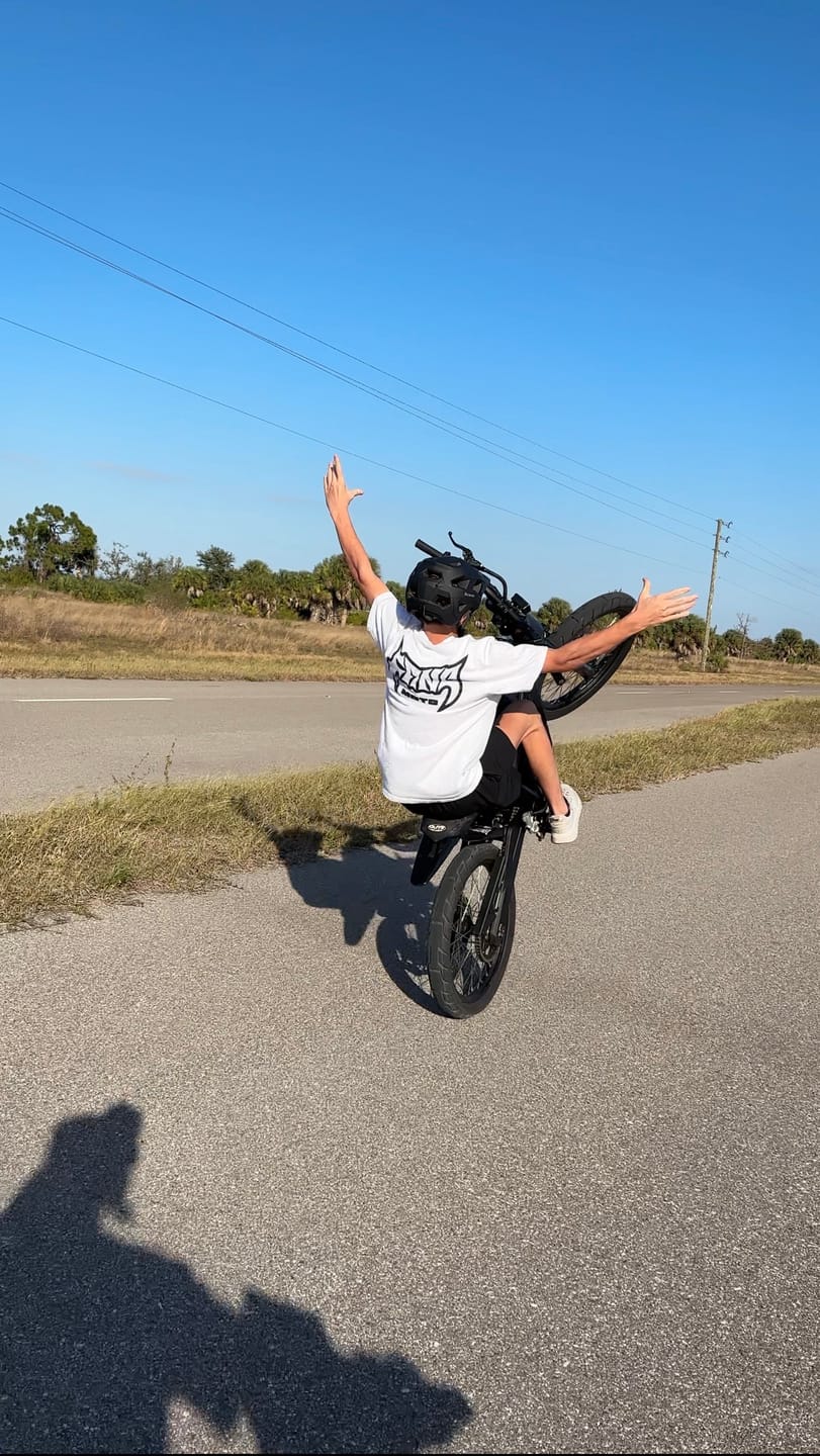 Customer photo review of White WildStyle Shirt by FANGMOTO™