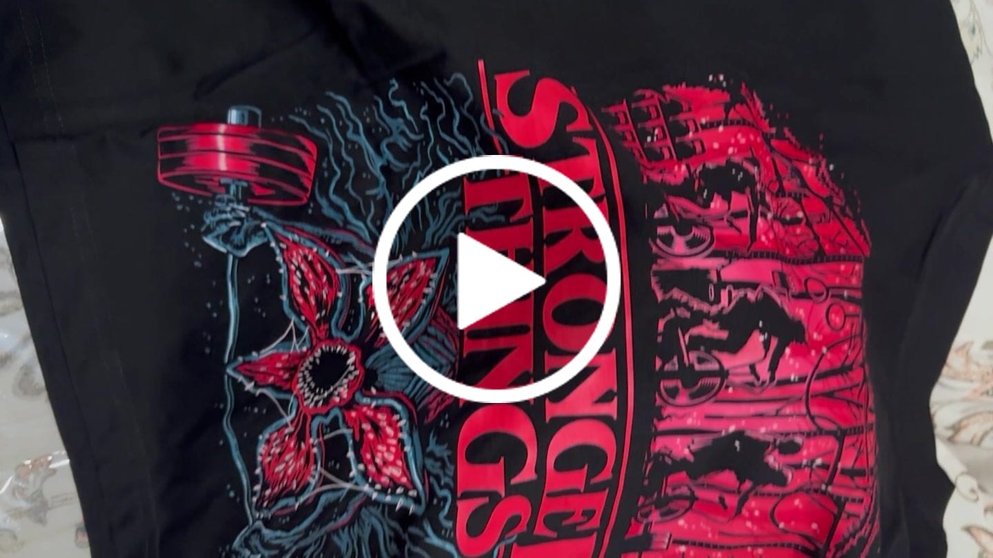 Customer video review of STRONGER THINGS OVERSIZE - MUJER NEGRA