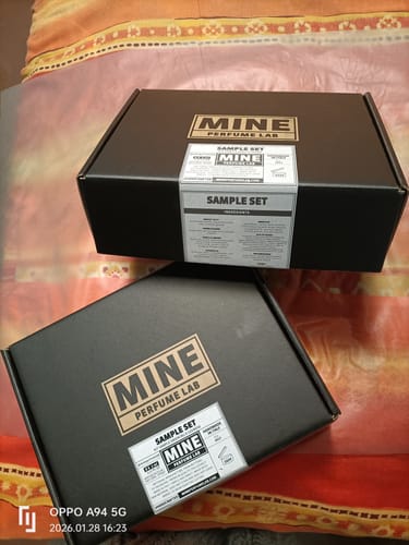 Recensore mostra le due scatole nere chiuse del Set campioni orientali e legnose.