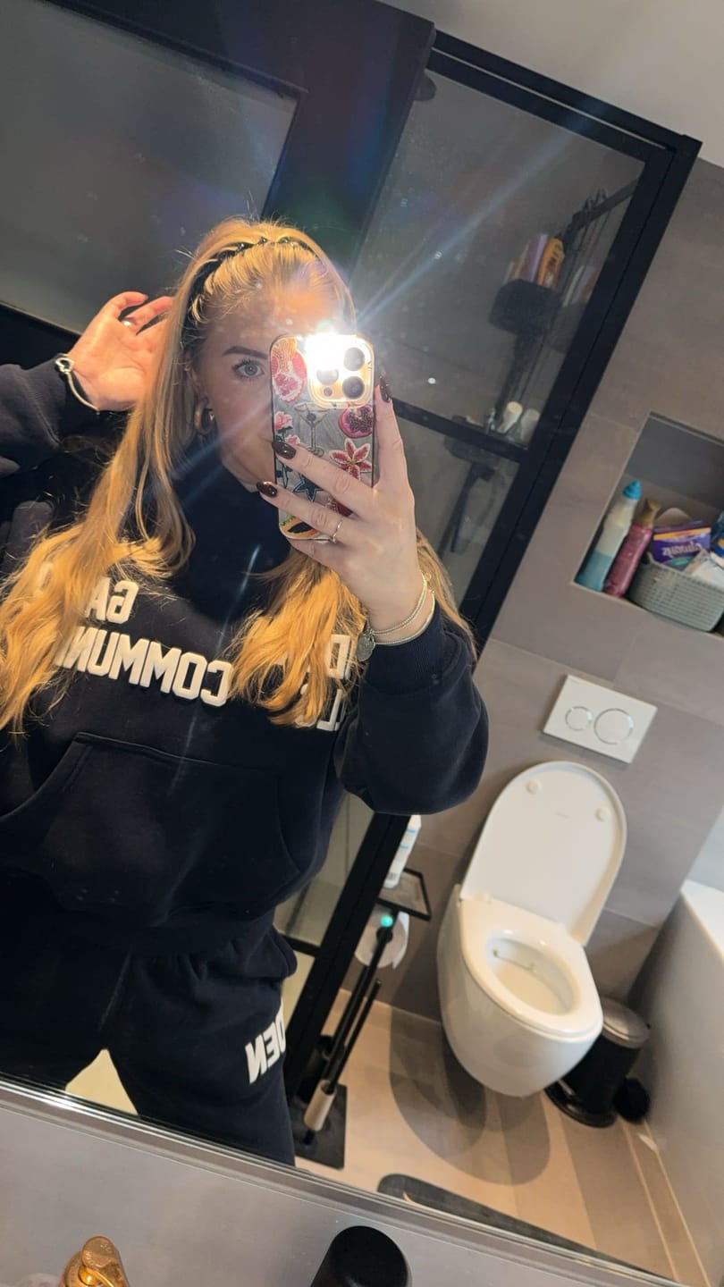 Customer photo review of GATED COMMUNITY HOODIE NAVY