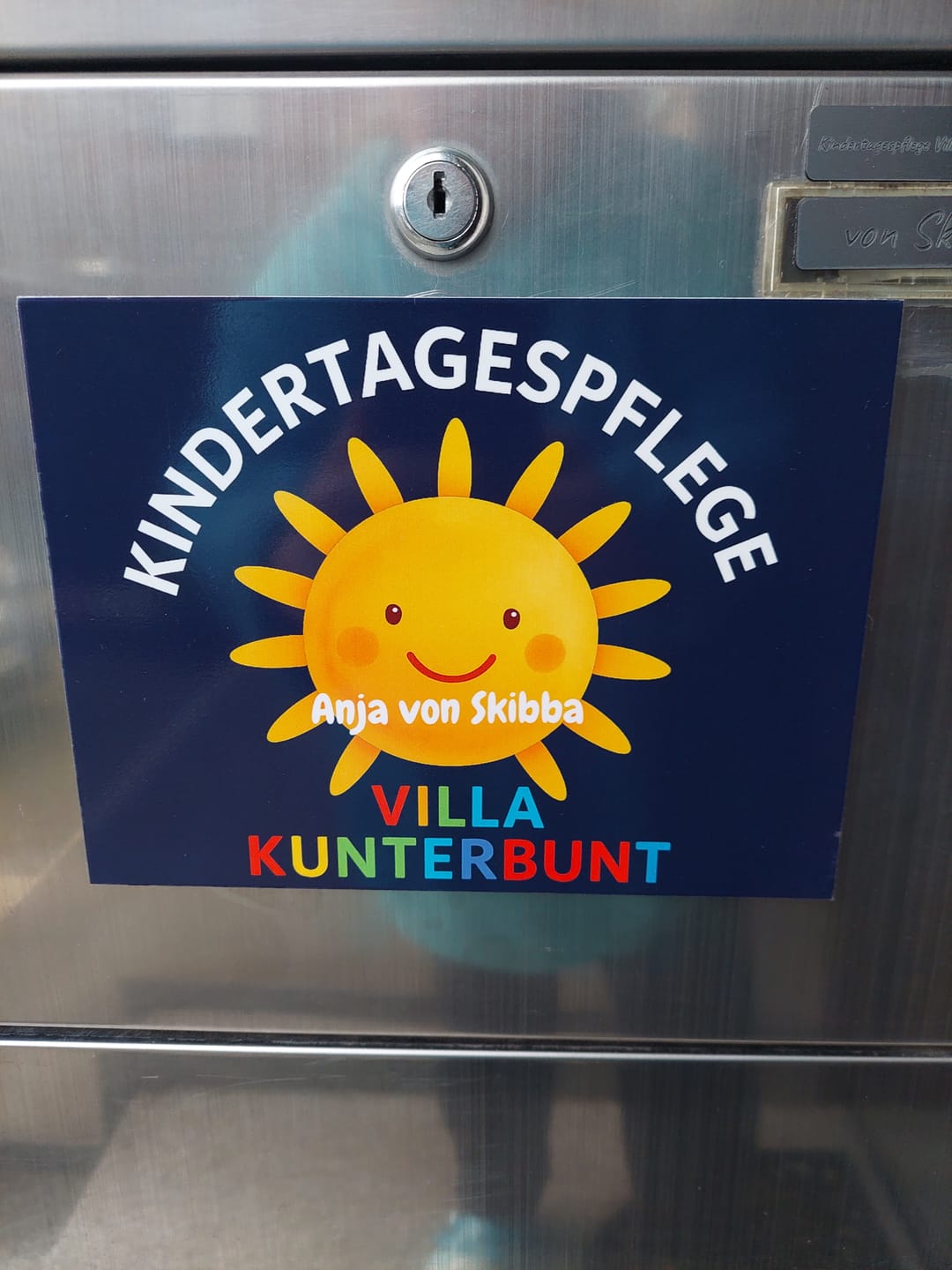 Customer photo review of Familien Türschild (UV- und wetterfest) inkl. Klebebefestigung