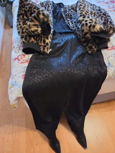 Customer photo review of OH APRIL Saela Trackpants Leo Black