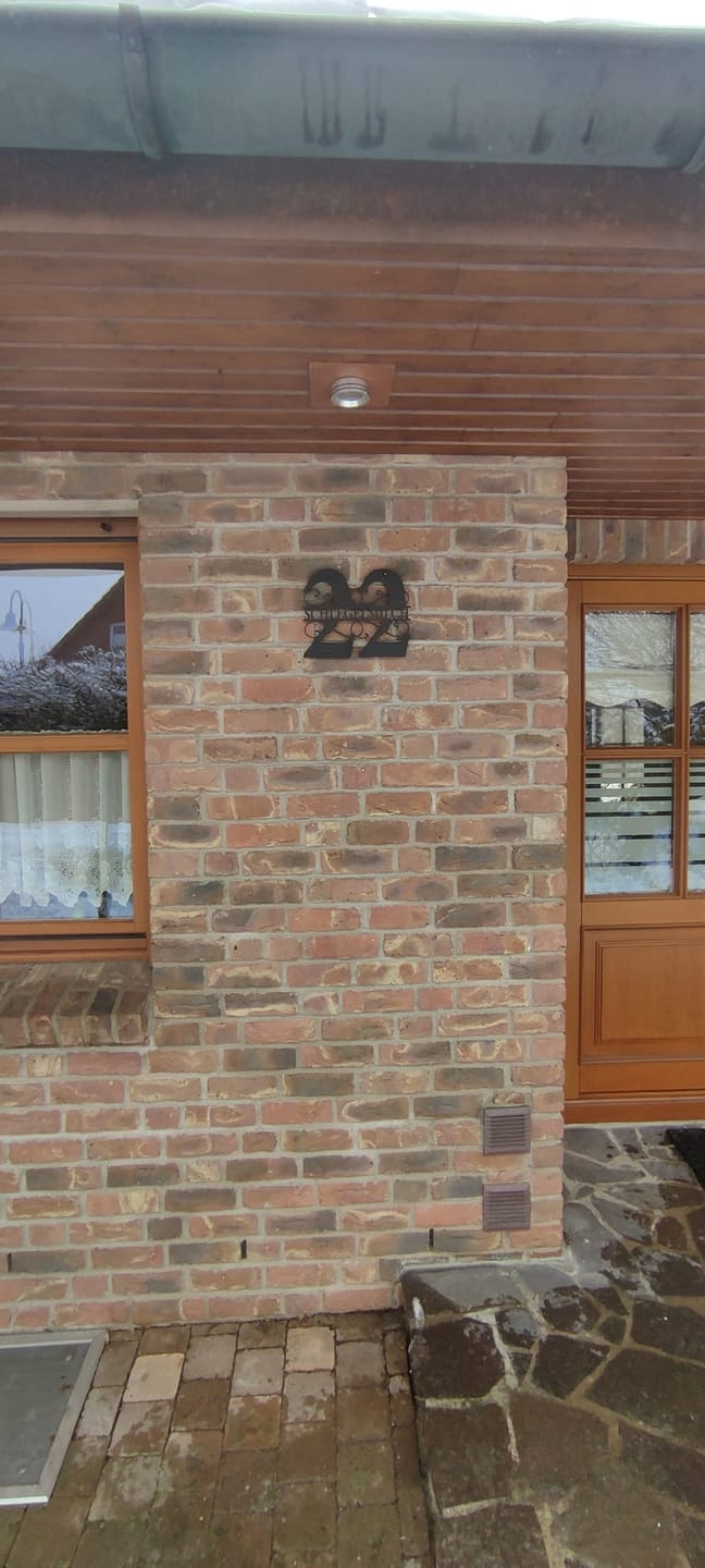Customer photo review of Hausnummer-Türschild Ornamental Style mit Familiennamen (personalisierbar)