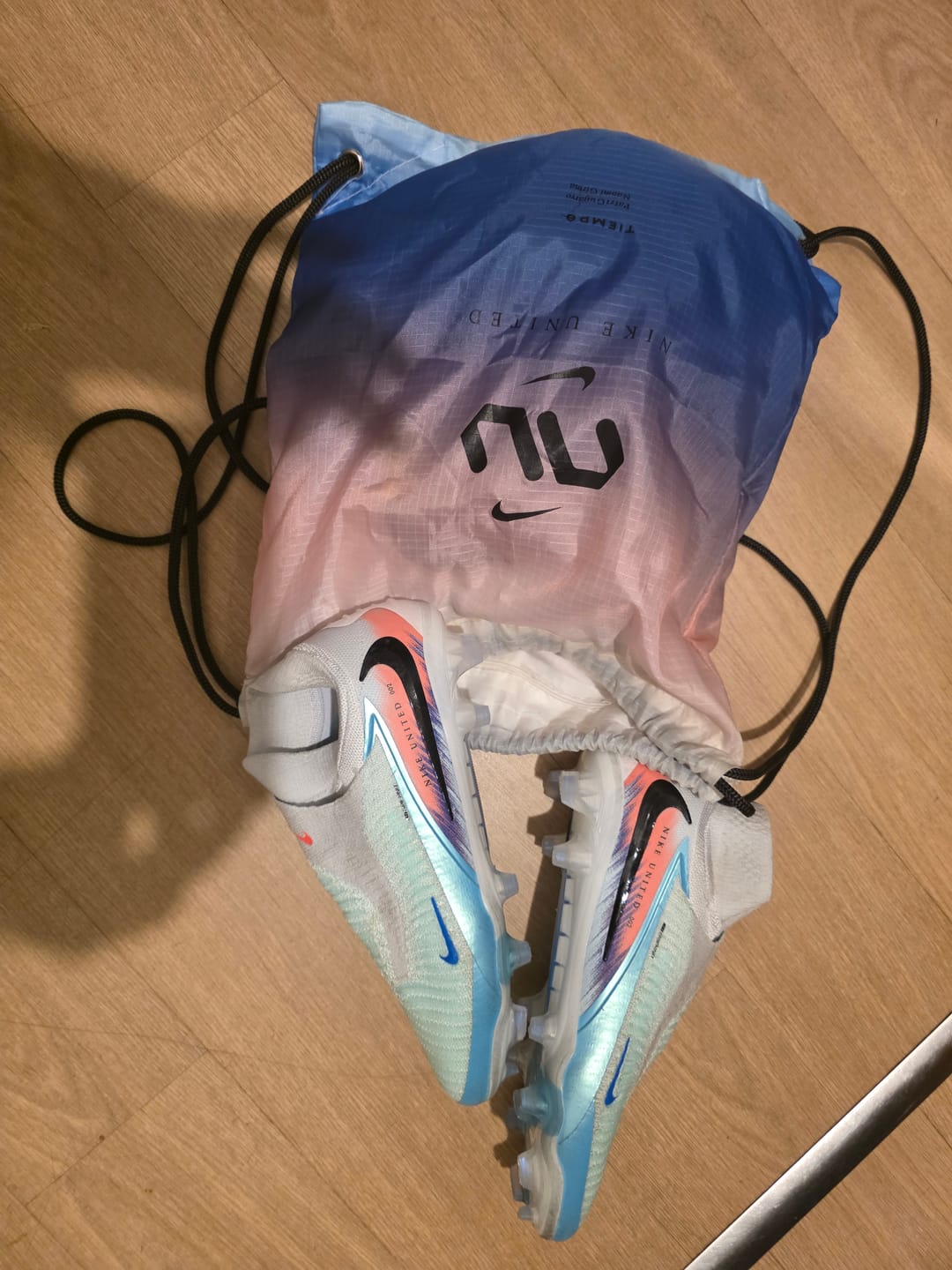 Customer photo review of PHANTOM 6 ELITE HIGH CUT UNITED PACK 002 -BLANC/TURQUOISE/VIOLET