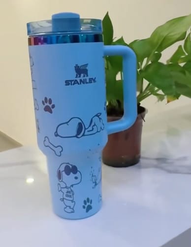 Cliente da Zazzi mostrando o produto