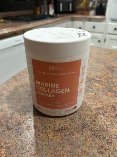 Le pot de Collagène Marin Complex d'un client, posé sur un comptoir de cuisine.