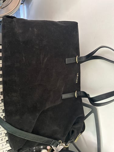 Reseña con foto de un cliente sobre Cartera Tote Efecto Gamuza