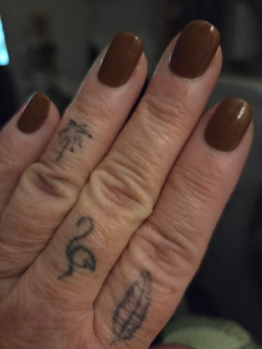 Kundenrezension: Hand mit glänzenden, dunkelbraunen "Hot Chocolate" UV-Gel-Nägeln.