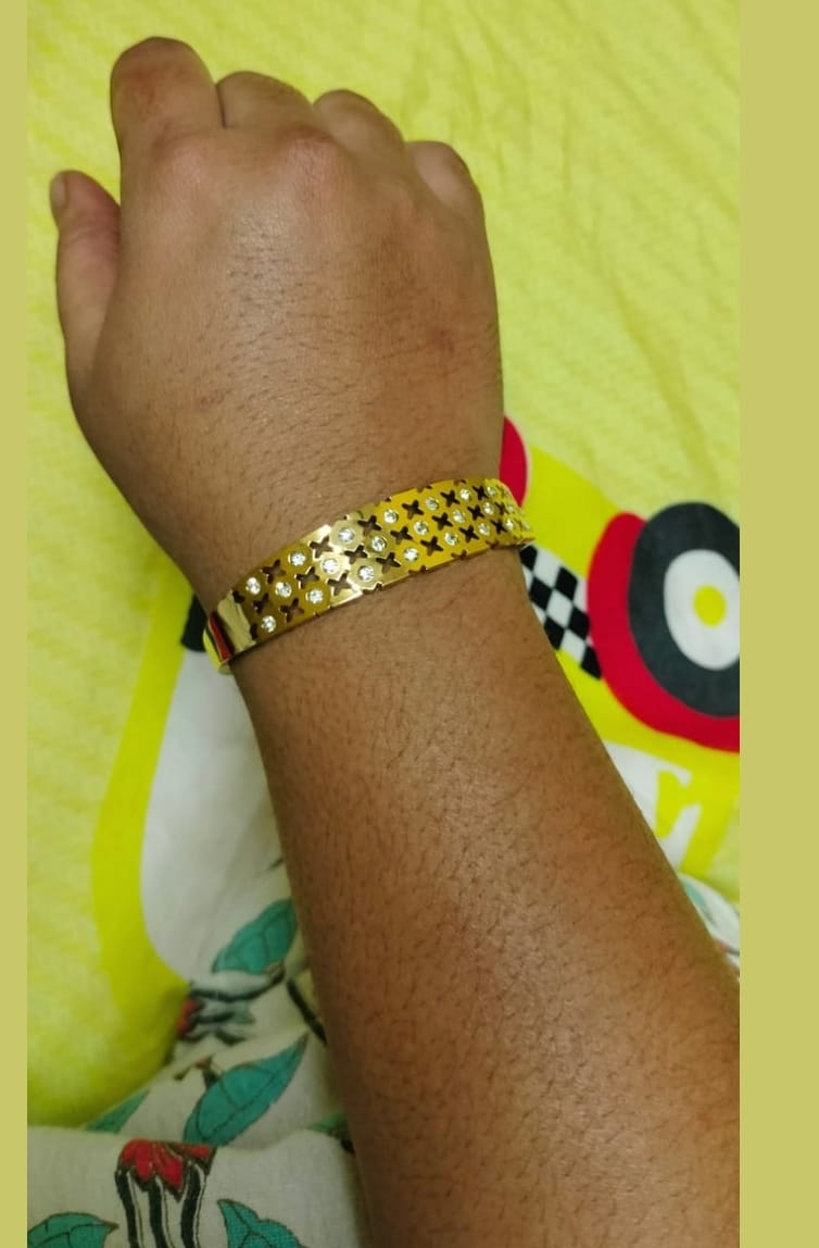 Customer photo review of Shimmering Star Gold Bangle Bracelet