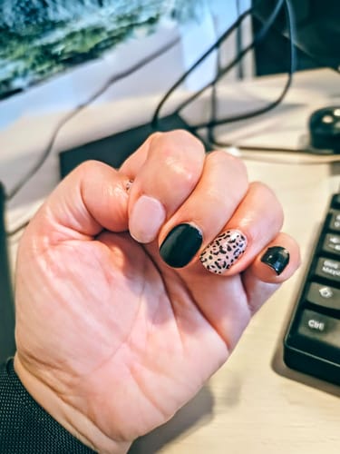 Customer photo review of Rose & Black Print | Stickers de Gel