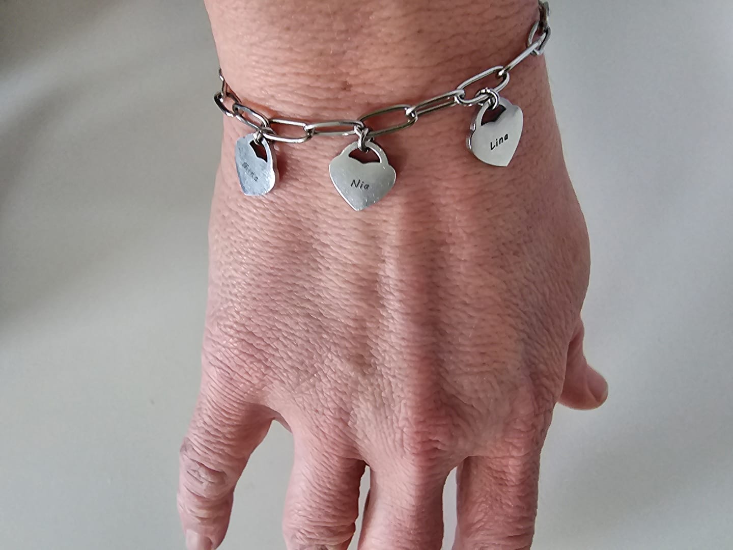 Customer photo review of Armband mit personalisierten Herzanhängern